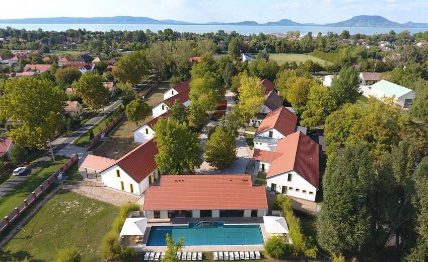 Hubertus Hof Landhotel バラトンフェニヴェシュ エクステリア 写真